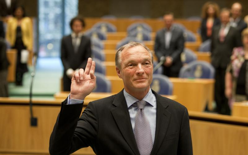 Foto van Kinderombudsman Marc Dullaert die wordt beedigd in de Tweede Kamer