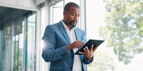 Zakenman is aan het werk op een tablet