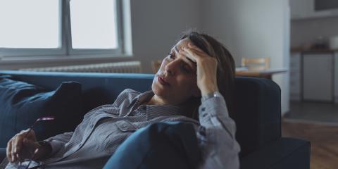 Vrouw (60) zit op bank met hand in haren vanwege geluidsoverlast 