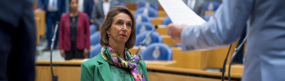 Linda Molenaar Substituut ombudsman tijdens haar beëdiging in de Tweede Kamer