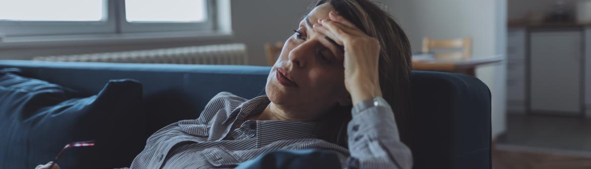 Vrouw (60) zit op bank met hand in haren vanwege geluidsoverlast 