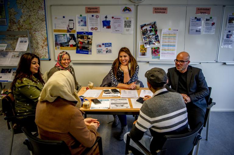 Mensen aan een tafel 