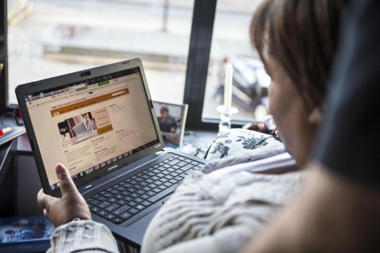 Vrouw met laptop op schoot