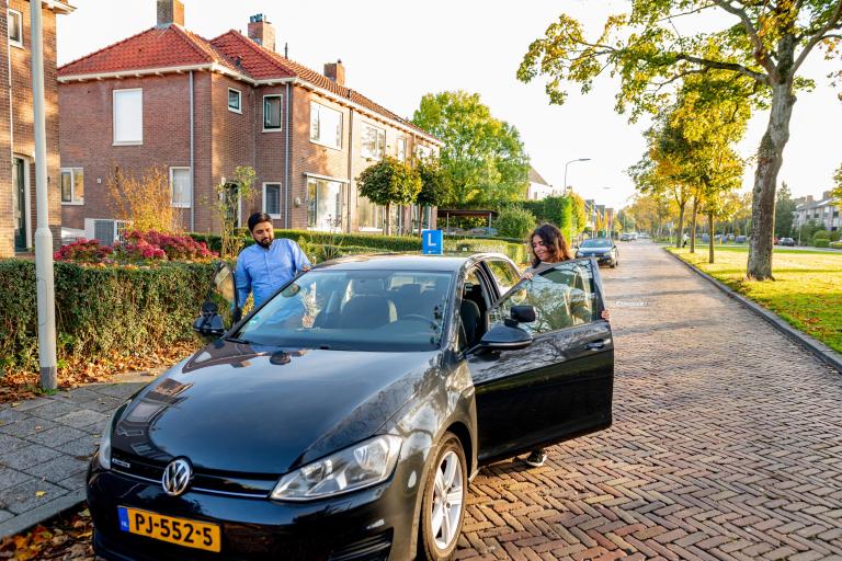 Meisje krijgt rijles van man