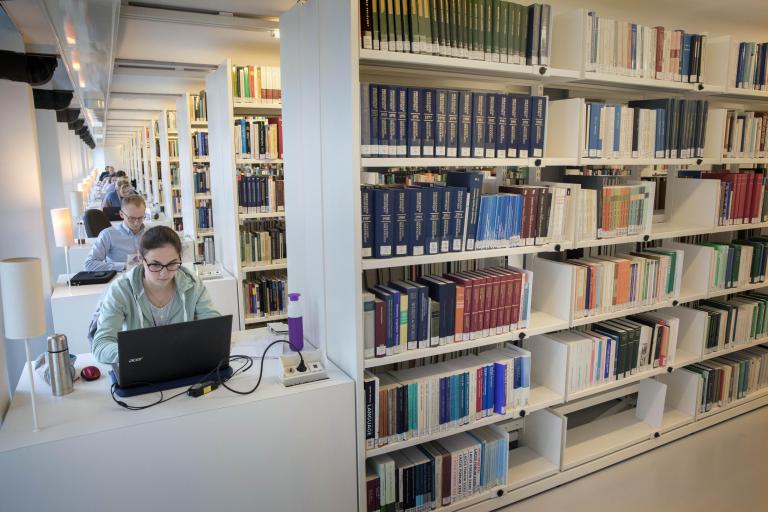 Studenten in bibliotheek